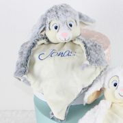 Personalisiertes Schmusetuch Hase grau Kuscheltuch bestickt