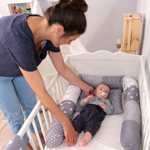 Ullenboom-Lifestyle-Bettschlange-Bettwaesche-Babydecke-Graue-Sterne(1)
