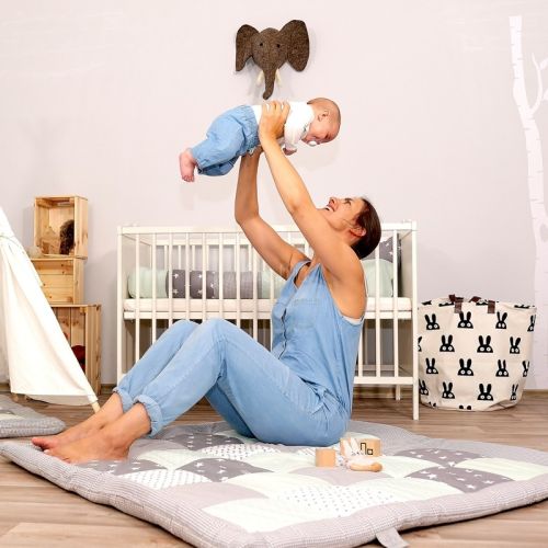 Ullenboom-Lifestyle-Krabbeldecke-Bettschlange-Mint-Grau(2)
